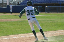 Chris Wright rounding third